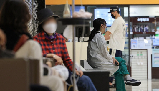 서울 시내 한 대학병원에서 의료 관계자가 휴식을 취하고 있다. <연합뉴스>
